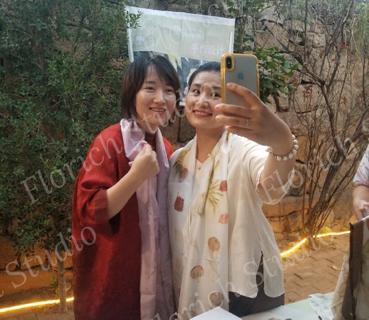 观众喜欢这些作品,开心地合影留念
